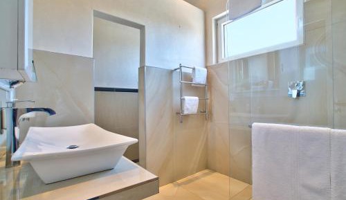 Traveler King or Twin Room with Mountain View