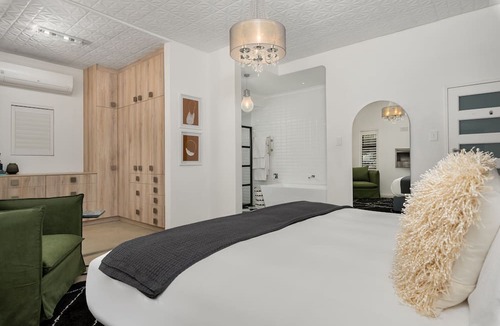 Milnerton Apartment | Luxury Oasis, Lifestyle Villa, Pool & Gym