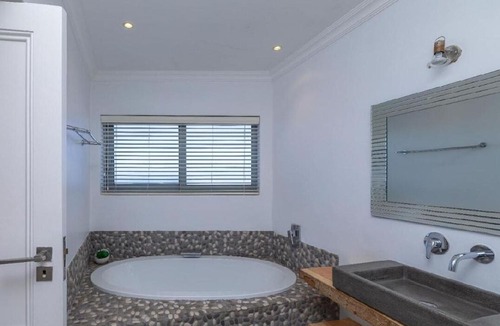 Paradise Beach Villa | Langebaan Beachfront 6 BDR. Villa