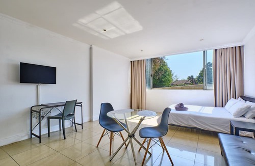 Greater Johannesburg Metropolitan Area Hotel | Inn & Out Sandton Park