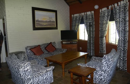 Leeupoort Cabin | Ditholo Game Lodge
