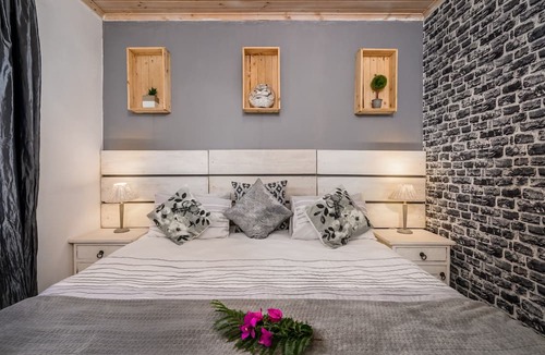 Port Elizabeth House | 302 On Old Seaview Road - Stargazer Cottage