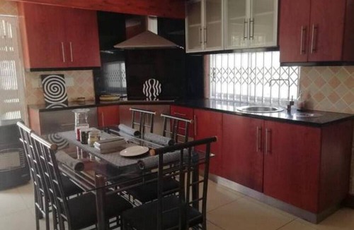 Greater Johannesburg Metropolitan Area House | Homely, quiet neighbourhood close to shopping centre, Sandton and Rosebank.