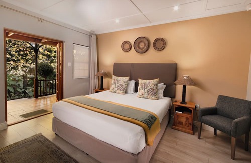 Oudtshoorn House | 88 Baron van Reede Guesthouse