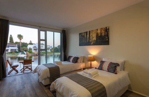Muizenberg Apartment | Marina Views