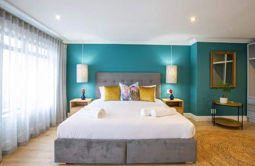 Hout Bay House | Hout & About Guest House