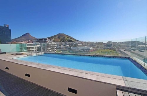 Victoria and Alfred Waterfront Apartment | Apartment "Harbour Bridge" with communal pool