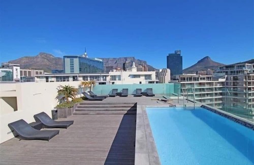 Victoria and Alfred Waterfront Apartment | Apartment "Harbour Bridge" with communal pool