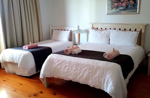 Gordons Bay Central House | Le Bay Lodge
