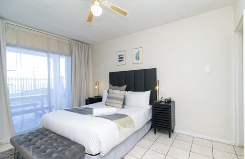 Pollok Beach Hotel | Modern Seaview Apartment