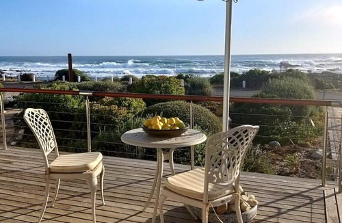 Sandbaai House | 138 Marine Beachfront Guesthouse