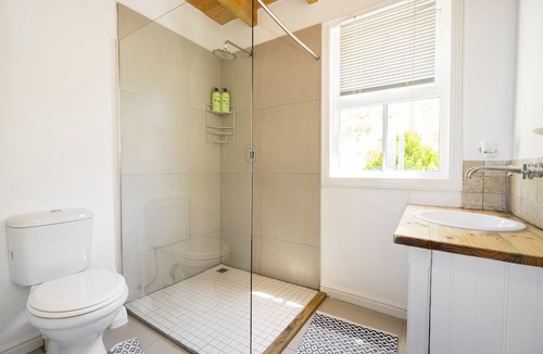 Fish Hoek House | Mountain King cottage- watch the oceans from top of the world