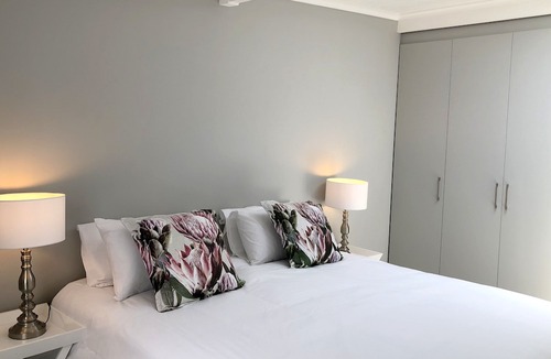 Knysna Central Apartment | Bosch On Grey