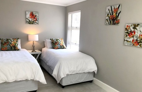 Knysna Central Apartment | Bosch On Grey