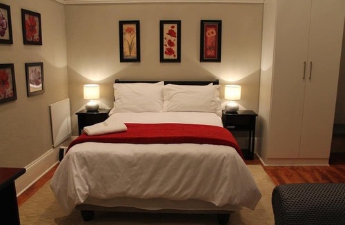 Komani Bed & Breakfast | Tranquil House B&B @ 10 Berry St