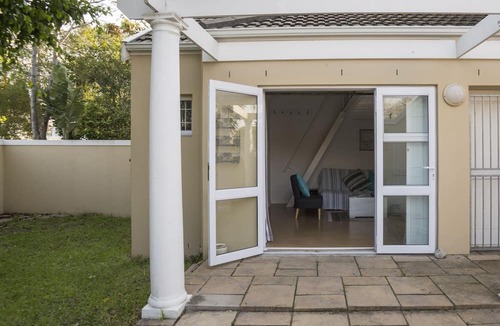 Rondebosch Apartment | Loft Style apartment with stunning garden close