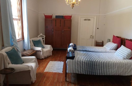 Grahamstown House | Bedsitter with on-suite bathroom and full Kitchen
