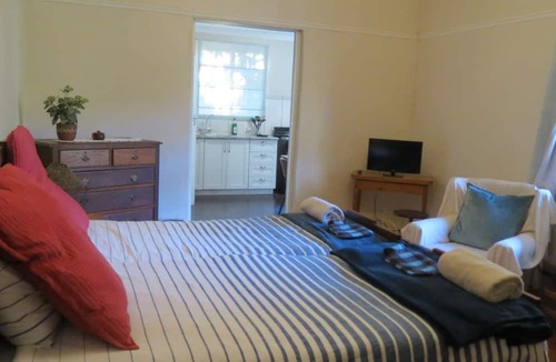 Grahamstown House | Bedsitter with on-suite bathroom and full Kitchen
