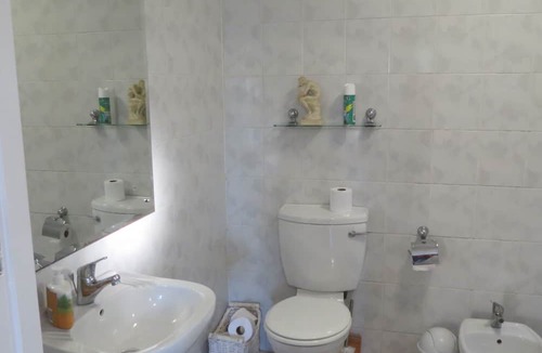 Grahamstown House | Bedsitter with on-suite bathroom and full Kitchen