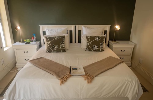 Lakeside Bed & Breakfast | Rustic Manor Bed And Breakfast