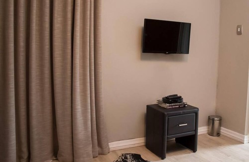 Paarl House | A Queenslin Guesthouse