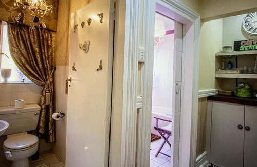 Newcastle Hotel | The Tuscan Garden Guesthouse
