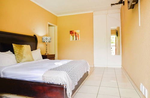 Greater Johannesburg Metropolitan Area Hotel | Cozy Guestrooms in Midrand 1