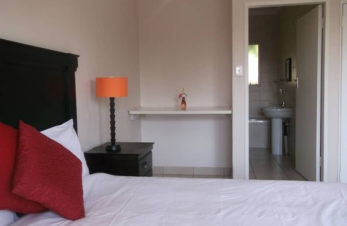 Greater Johannesburg Metropolitan Area Hotel | Cozy Guestrooms in Midrand 1