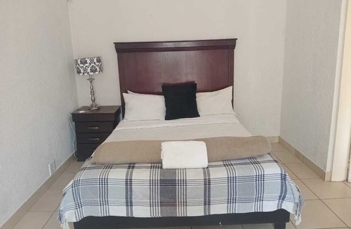 Greater Johannesburg Metropolitan Area Hotel | Cozy Guestrooms in Midrand 1