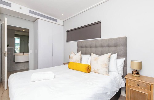 Cape Town City Centre Hotel | 16 On Bree Executive Apartment