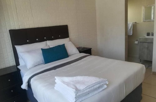 Pinetown Hotel | 25 Jacaranda Lodge & Backpackers