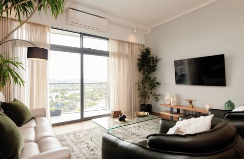 Menlyn Apartment | Luxury and Convenience - Air-conditioned Apartment in Pretoria
