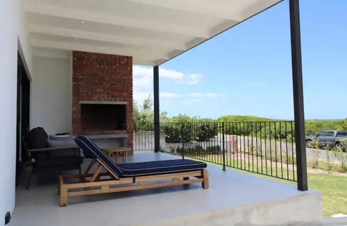 Pearly Beach House | Uitwaaien Beach Cottage - 250m from the beach!
