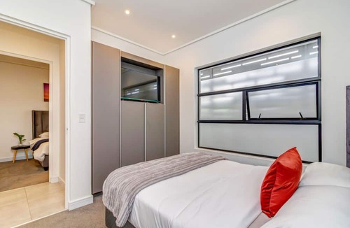 Greater Johannesburg Metropolitan Area Apartment | Luxurious & Peaceful Sandton 3-bed - Backup Power