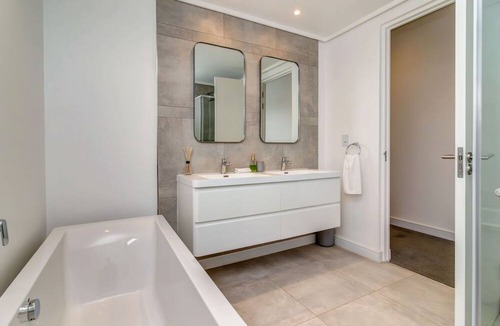 Greater Johannesburg Metropolitan Area Apartment | Luxurious & Peaceful Sandton 3-bed - Backup Power