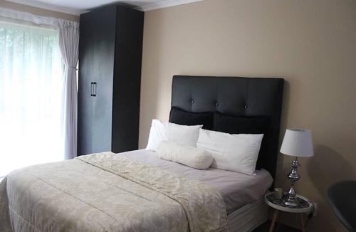 Greater Johannesburg Metropolitan Area Cottage | Chic & Serene 1-Bed Haven in Roodepoort