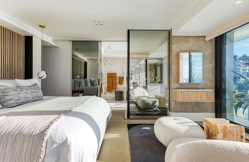 Victoria and Alfred Waterfront Villa | 4 bedroom en suite - Aurum Presidential with a drive. Prestigious streetn