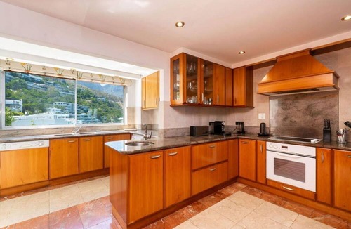 Bantry Bay Apartment | Expansive Three Bedroom Clifton Apartment with Breathtaking views