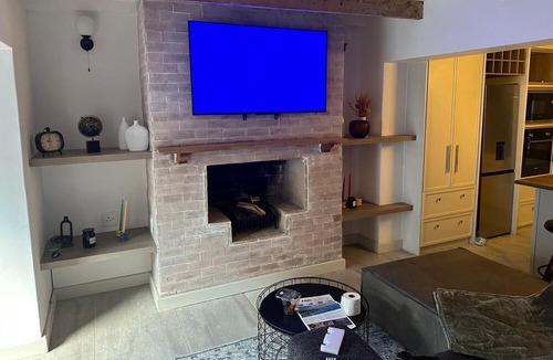 Mowbray House | Lemon House - Cozy Modern Finish and Style - Near University of Cape Town UCT