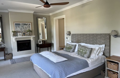 Rondebosch Villa | RIVERTON RETREAT, RONDEBOSCH l . .. . . . ..