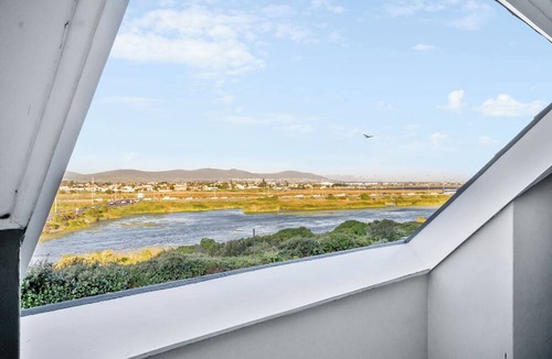 Bloubergstrand Hotel | Dolphin Beach Hotel