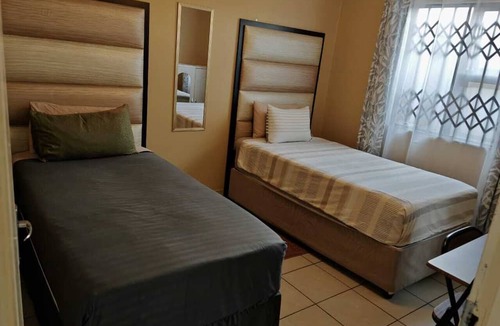 Embalenhle House | Zondiles Guesthouse