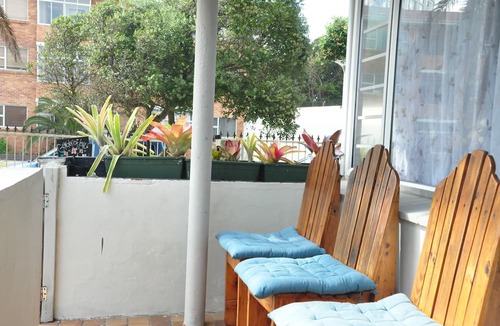 Pollok Beach Apartment | Charming 2-bedroom Apartment in Gqeberha With Garden Views