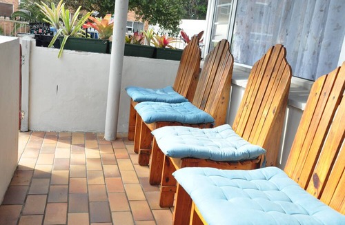 Pollok Beach Apartment | Charming 2-bedroom Apartment in Gqeberha With Garden Views