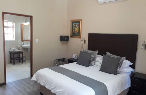 Beaufort West House | 17 on Bird Guest House