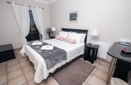 Betty's Bay House | Van Den Berg's Guesthouse