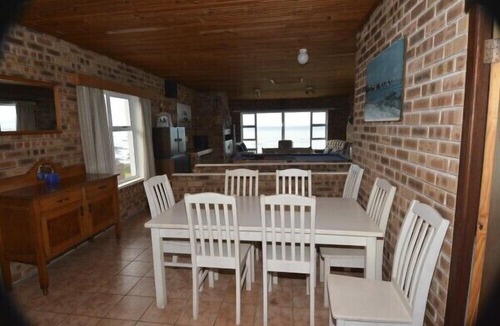 Van Dyks Bay House | White Shark Backpackers
