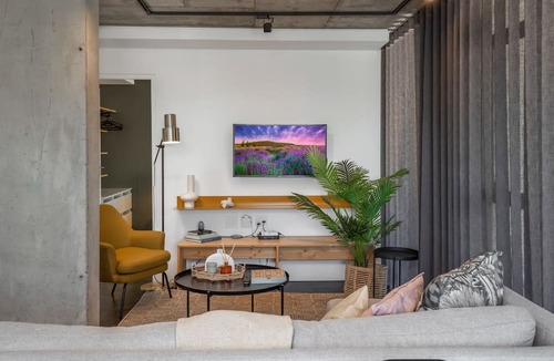 Schotsche Kloof Apartment | Contemporary 3-Bedroom in Bo-Kaap | Views and Pool