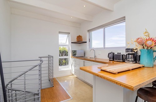 Kleinmond Apartment | 78 Beach Road | Oceanfront with pool | Sleeps 8