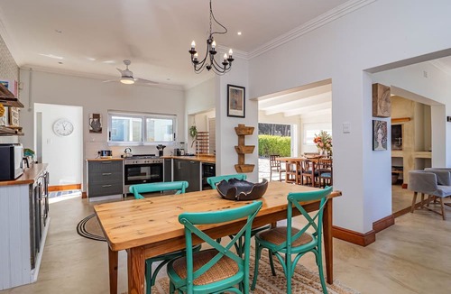 Kleinmond Apartment | 78 Beach Road | Oceanfront with pool | Sleeps 8
